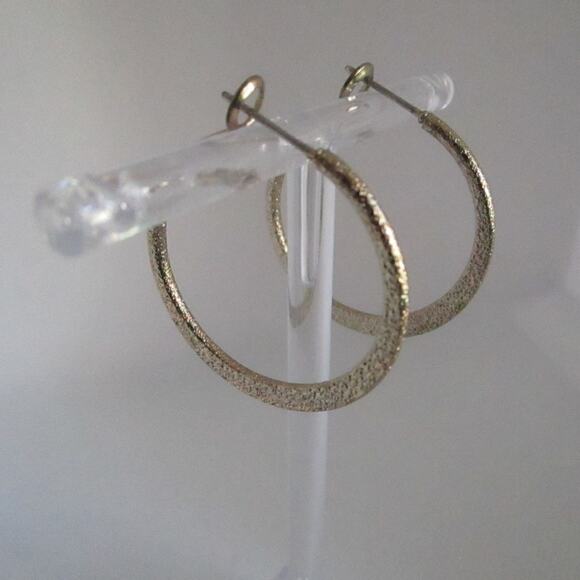 Vintage 80s/90s Gold Tone Hoop Earrings Textured Glitter Finish 1in Latch Back - Picture 4 of 17